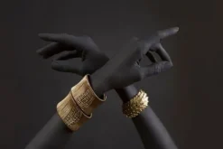 Outlet Ter Halle Glasschilderij Donkere Armen met Gouden Armbanden 080120-915